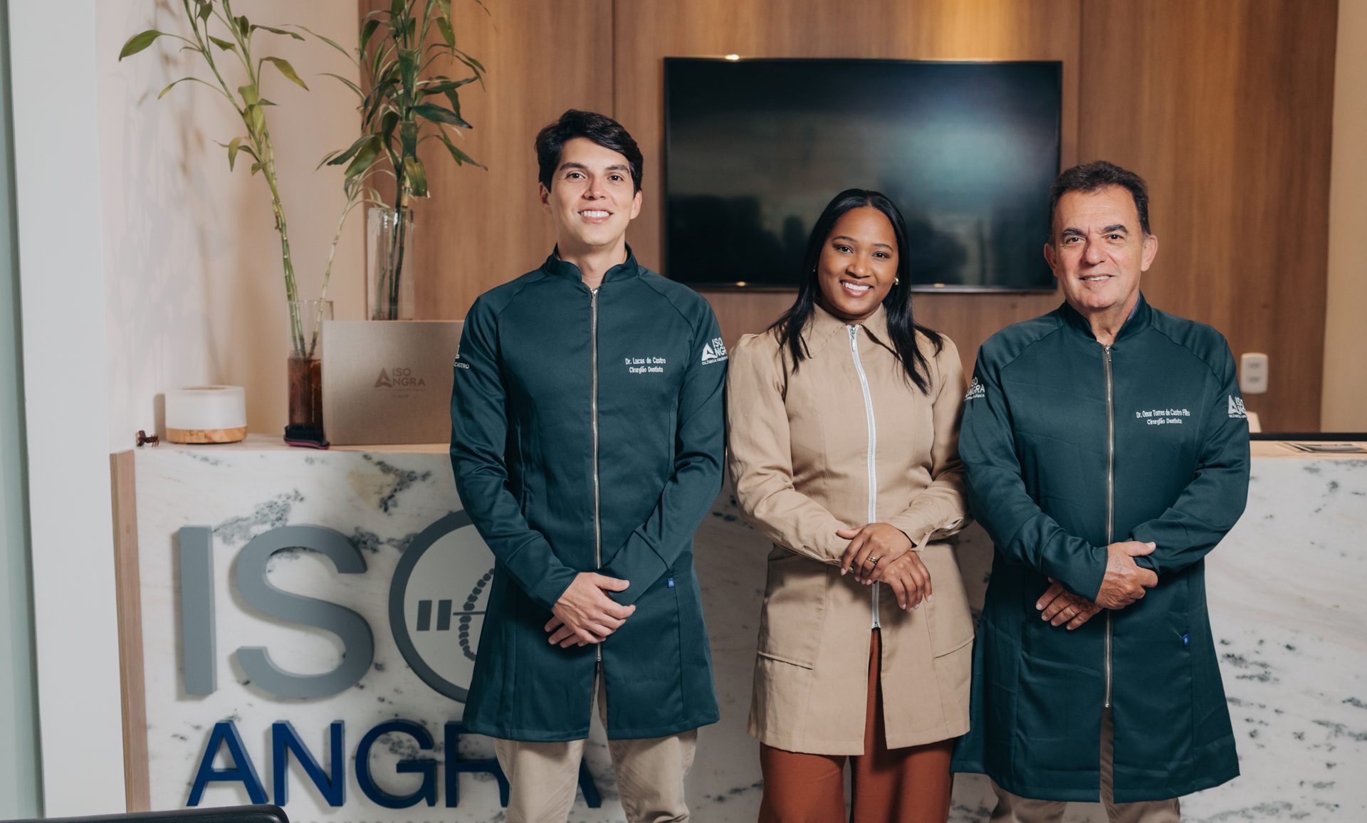 Dr. Lucas de Castro, Dra. Kathleen Benedecto e Dr. Omar de Castro na recepção da Iso Angra